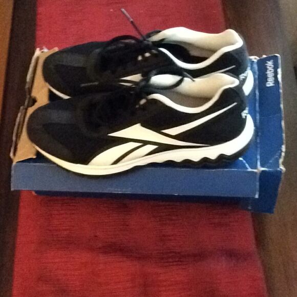 Rebok women’s size 10 sneakers black white used - Picture 2 of 6